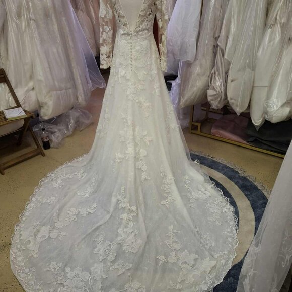 Pronovias "Electra" Bridal Gown (Unaltered) - Picture 7 of 9